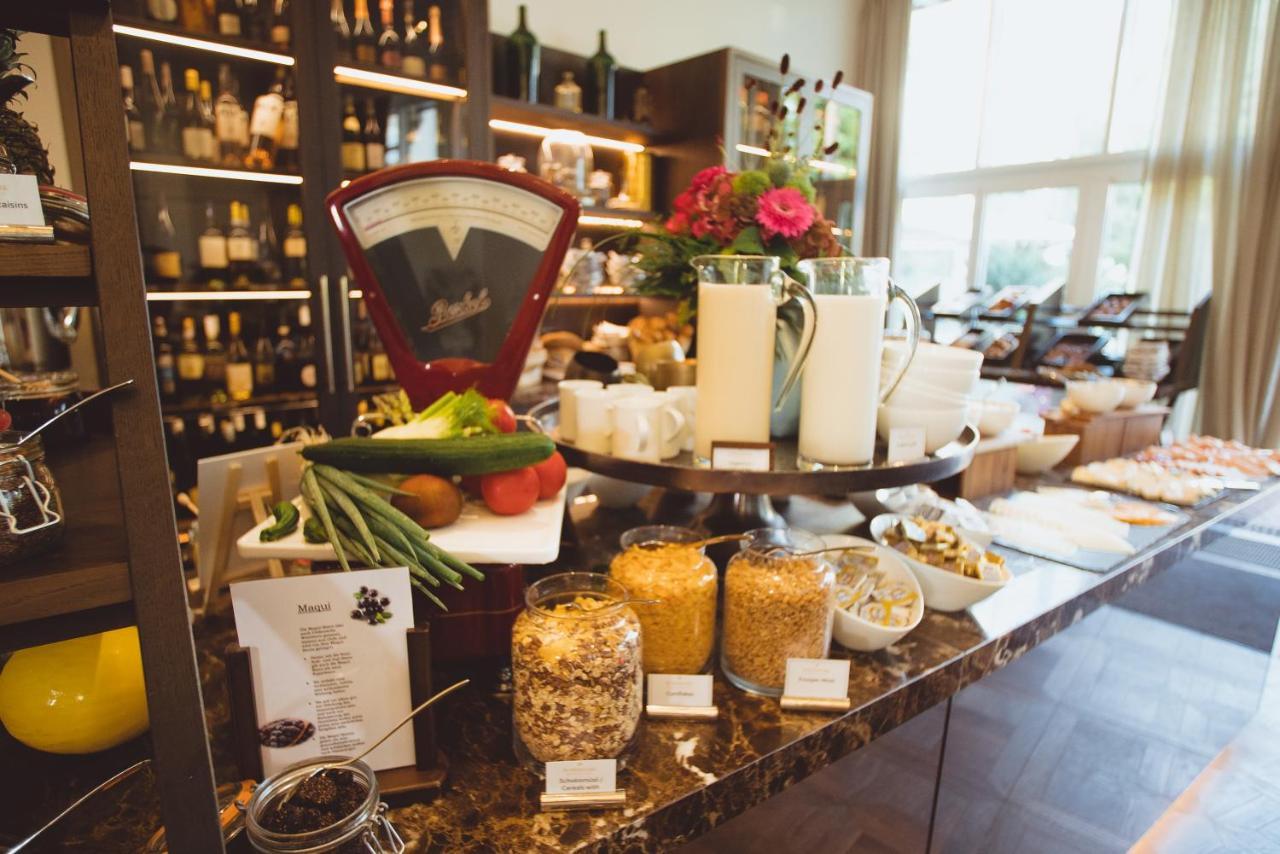 Vila Vita Rosenpark Marburg Luaran gambar A display of various types of honey at a hotel in London