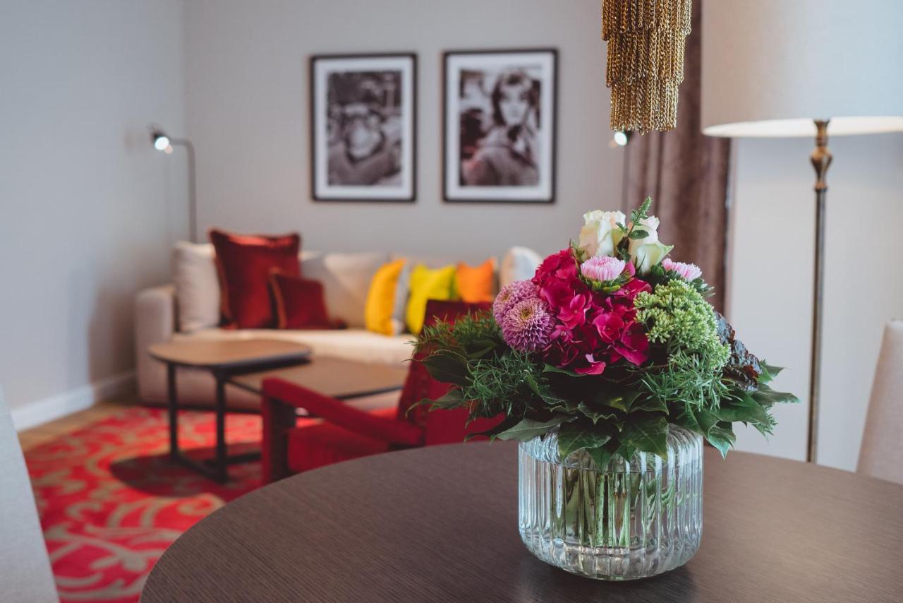 Vila Vita Rosenpark Marburg Luaran gambar A suite at the hotel