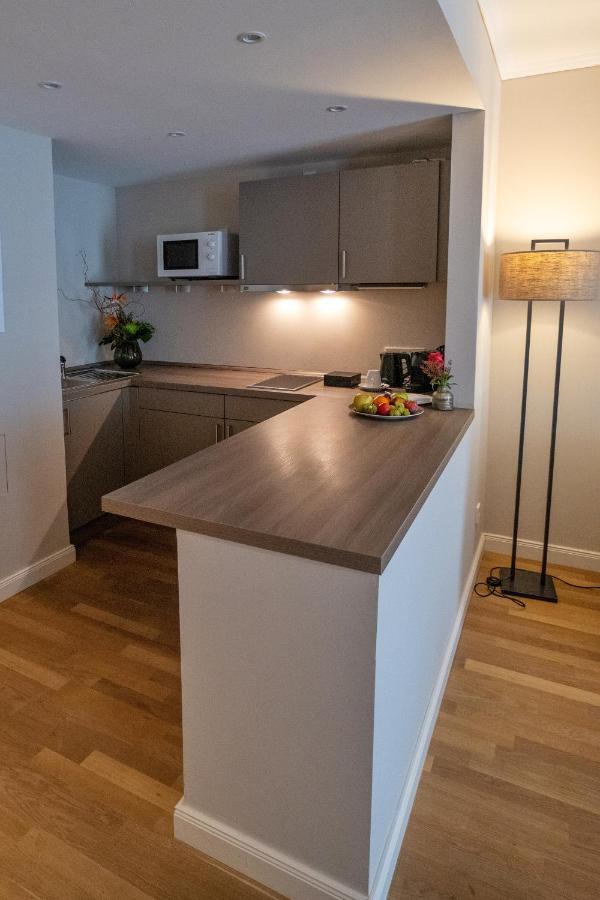 Vila Vita Rosenpark Marburg Luaran gambar A small kitchen with a peninsula