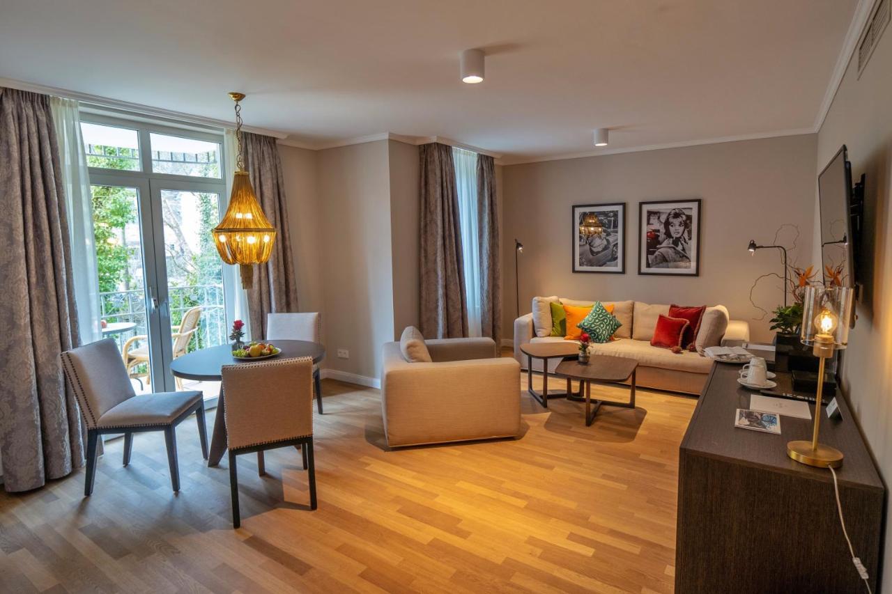 Vila Vita Rosenpark Marburg Luaran gambar A living room in a modern apartment
