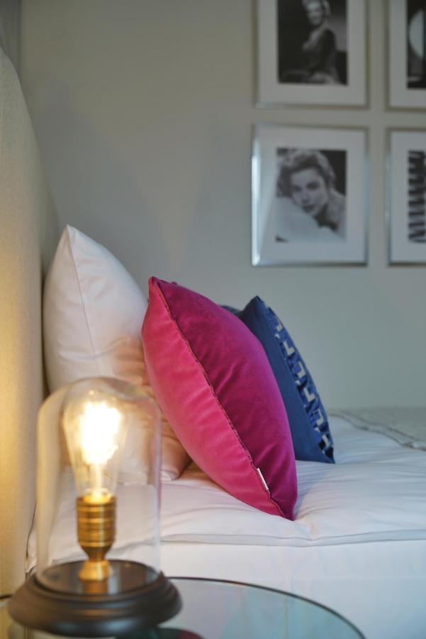 Vila Vita Rosenpark Marburg Luaran gambar Cushions on a bed