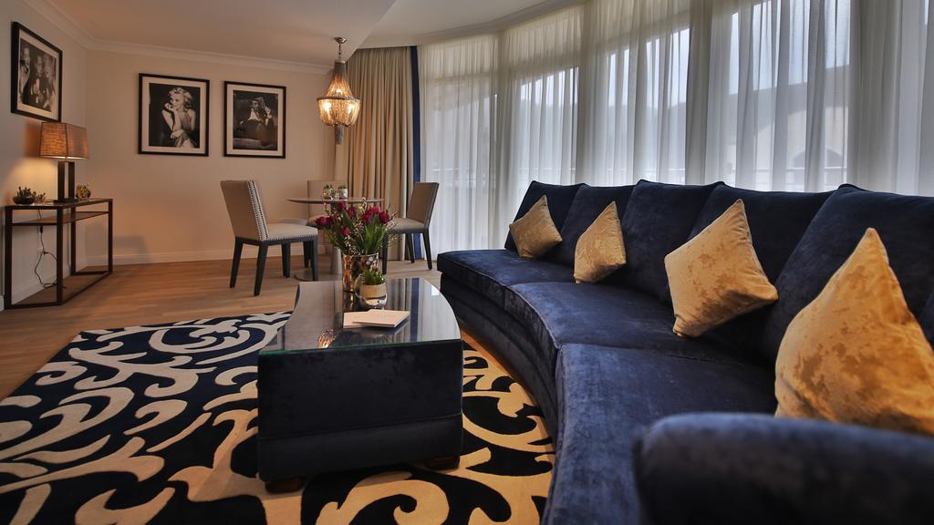 Vila Vita Rosenpark Marburg Luaran gambar A suite at the hotel