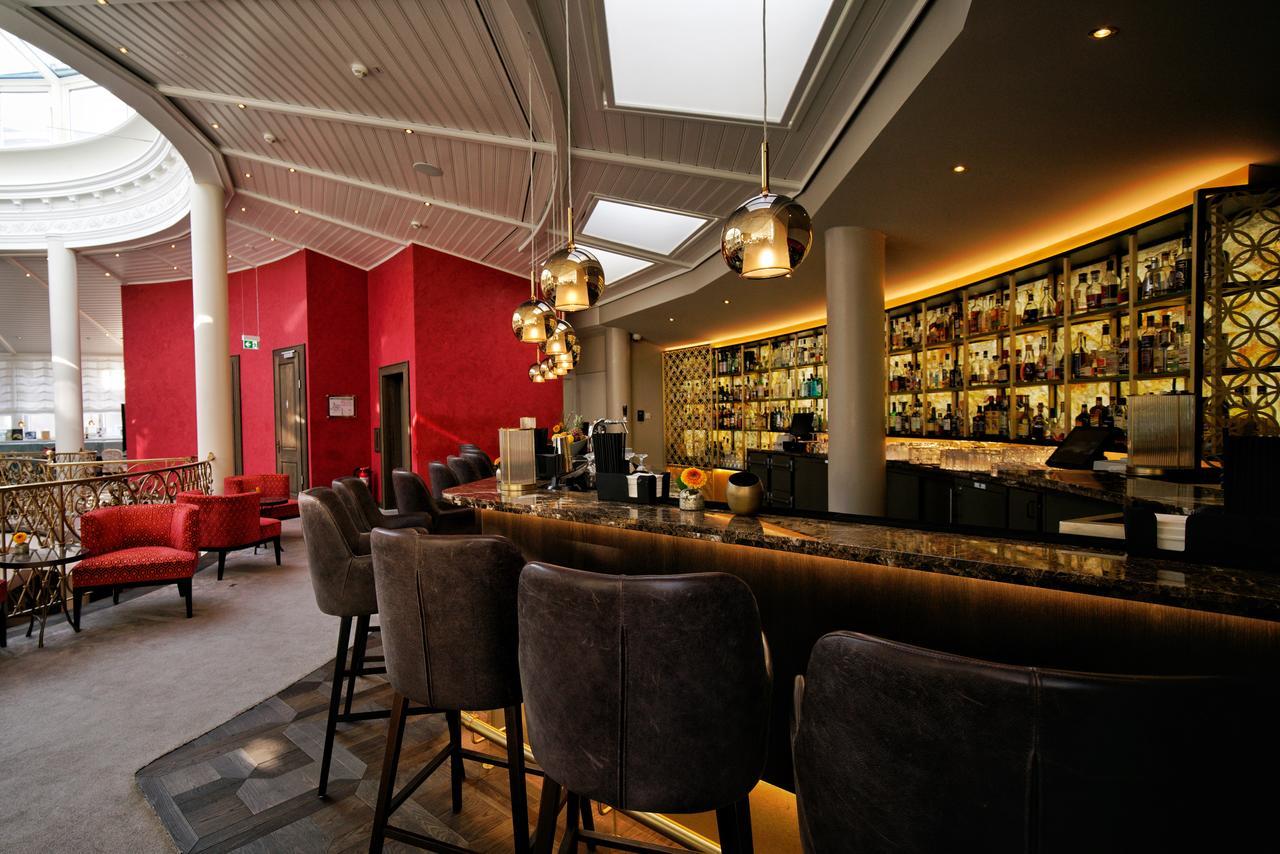 Vila Vita Rosenpark Marburg Luaran gambar The bar at the 100 Queen's Gate